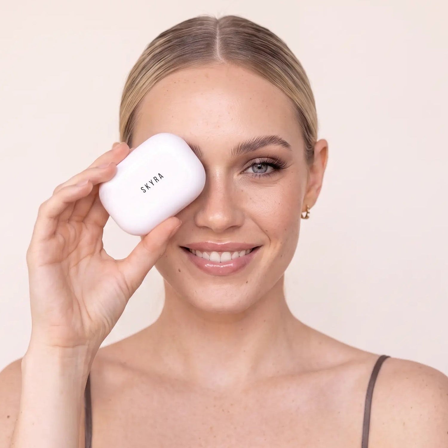 Skyra Beauty magnetic lashes with elegant blonde model using lash case