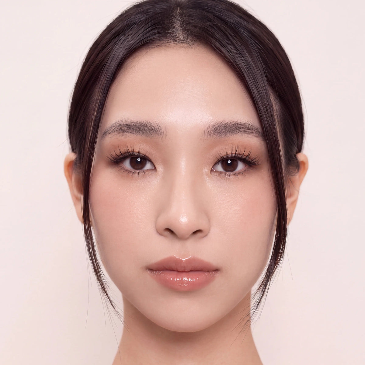 Beautiful asian model wearing sky.1 duo, natural lashes set